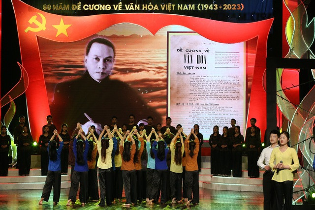 Bằng ngôn ngữ nghệ thuật, với nhiều bài hát nổi tiếng, màn hát múa, các hoạt cảnh... được trình diễn bởi các nghệ sĩ nổi tiếng đã làm nổi bật, khẳng định giá trị, vai trò và sức lan tỏa của Đề cương về văn hóa trong suốt chặng đường 80 năm qua - Ảnh: VGP/Nhật Bắc Bằng ngôn ngữ nghệ thuật, với nhiều bài hát nổi tiếng, màn hát múa, các hoạt cảnh... được trình diễn bởi các nghệ sĩ nổi tiếng đã làm nổi bật, khẳng định giá trị, vai trò và sức lan tỏa của Đề cương về văn hóa trong suốt chặng đường 80 năm qua - Ảnh: VGP/Nhật Bắc