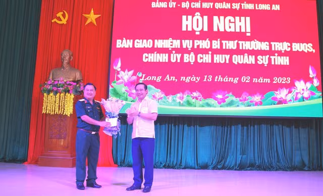 Bí thư Tỉnh ủy, Chủ tịch Hội đồng nhân dân tỉnh Long An Nguyễn Văn Được chúc mừng Thiếu tướng Trần Vinh Ngọc. Bí thư Tỉnh ủy, Chủ tịch Hội đồng nhân dân tỉnh Long An Nguyễn Văn Được chúc mừng Thiếu tướng Trần Vinh Ngọc.