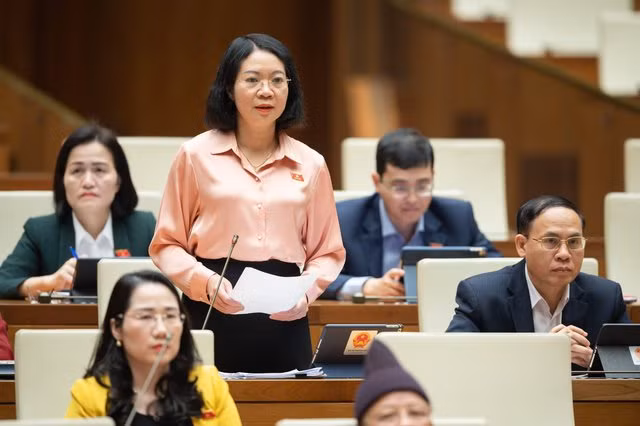 Đại biểu Mai Thị Phương Hoa chất vấn về tình trạng cả nể trong xét xử án hành chính - Ảnh: VGP/LS