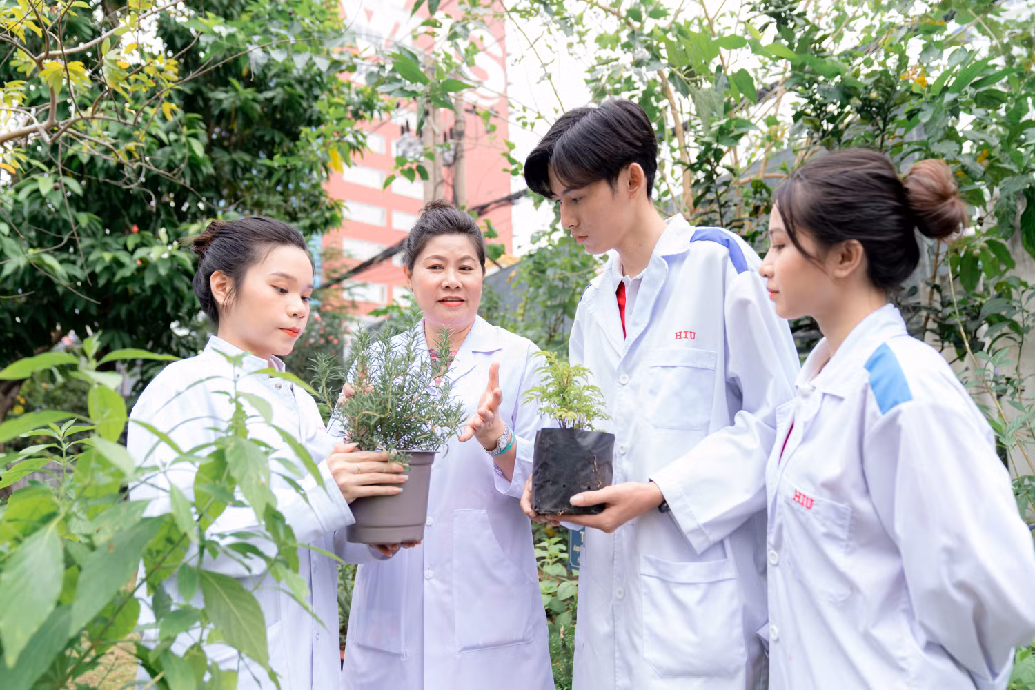 Giảng viên – Sinh viên HIU trong giờ thực hành tại Vườn Dược liệu nhà trường Giảng viên – Sinh viên HIU trong giờ thực hành tại Vườn Dược liệu nhà trường