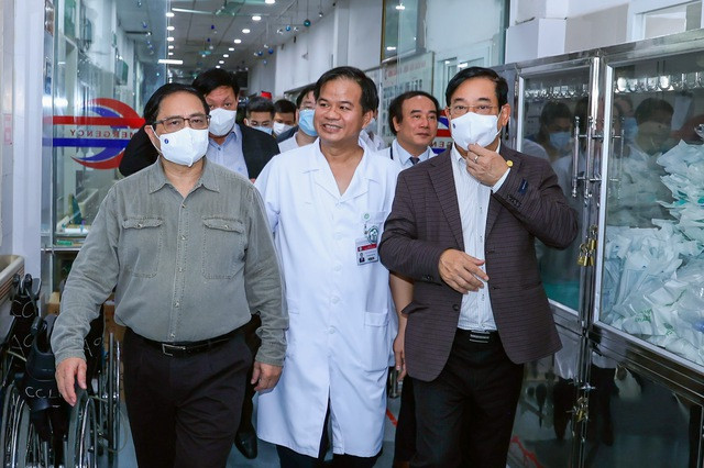 Thủ tướng kiểm tra tình hình đáp ứng vật tư y tế và thuốc men tại Bệnh viện Bạch Mai - Ảnh: VGP/Nhật Bắc