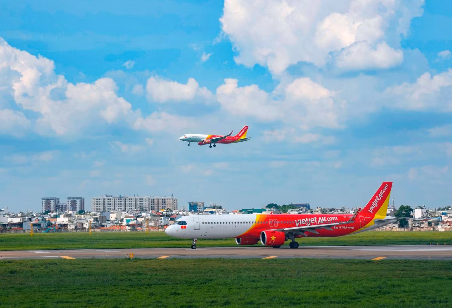Vietjet sẵn sàng chào đón các hành khách trên chuyến bay chuyên chở những nụ cười, tàu bay mới A330 hiện đại nhất khu vực.