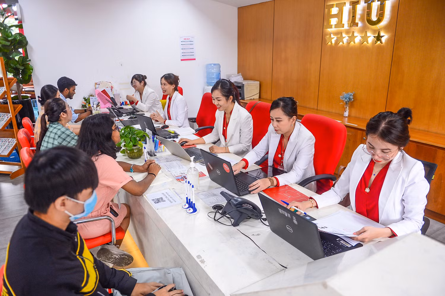 Các thí sinh làm hồ sơ xét tuyển tại Trường Đại học Quốc tế Hồng Bàng Các thí sinh làm hồ sơ xét tuyển tại Trường Đại học Quốc tế Hồng Bàng