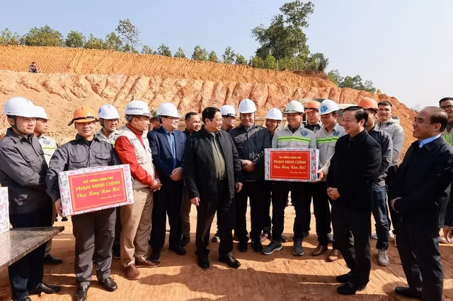 Thủ tướng Phạm tặng quà, chúc Tết công nhân đang làm việc tại dự án cao tốc Tuyên Quang-Phú Thọ đoạn qua tỉnh Phú Thọ - Ảnh: VGP/Nhật Bắc
