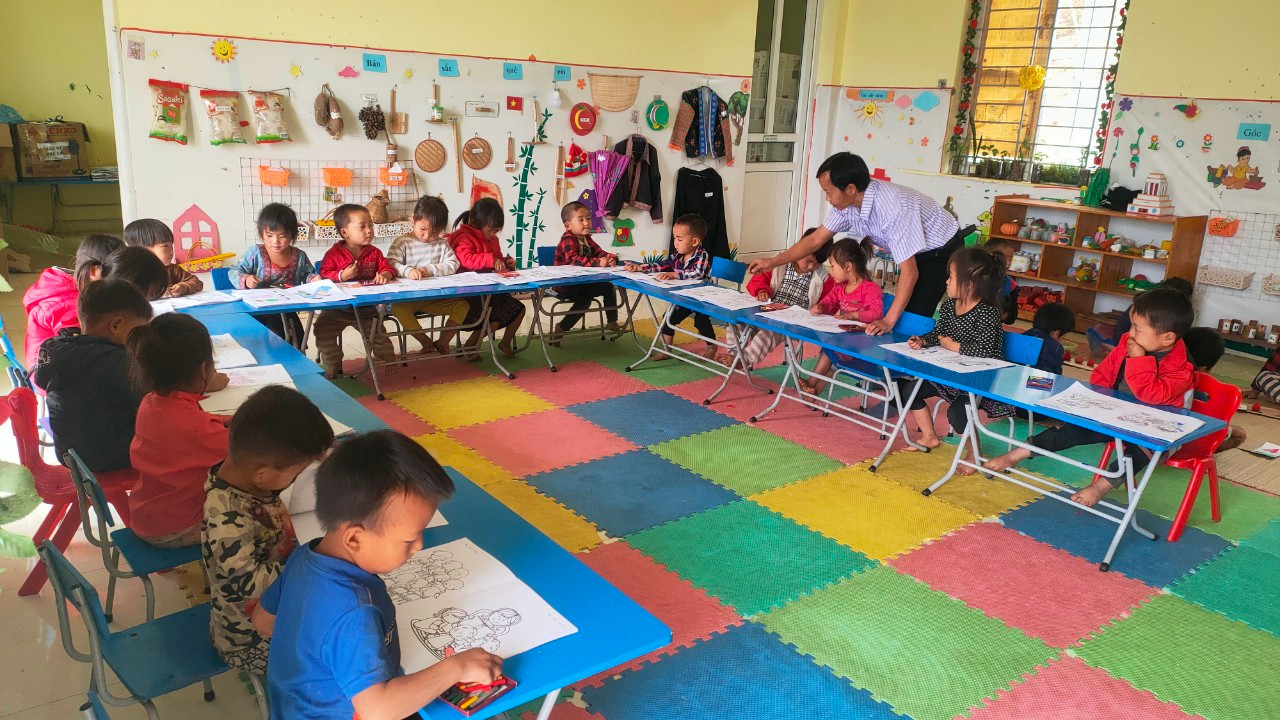Hàng ngày thầy Câu nuôi dạy chăm sóc, nấu ăn cho các em học sinh ở lớp học ghép của mình. Ảnh: Nhà trường cung cấp.