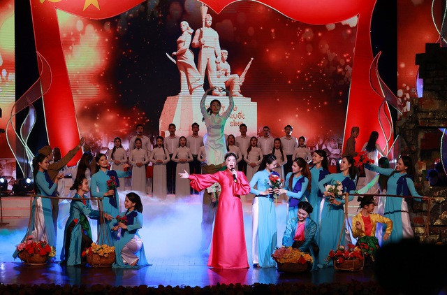 Chương trình khẳng định thành tựu mà văn hóa Việt Nam đã đạt được dưới ánh sáng của bản Đề cương và đường lối văn hóa của Đảng - Ảnh: VGP/Nhật Bắc Chương trình khẳng định thành tựu mà văn hóa Việt Nam đã đạt được dưới ánh sáng của bản Đề cương và đường lối văn hóa của Đảng - Ảnh: VGP/Nhật Bắc