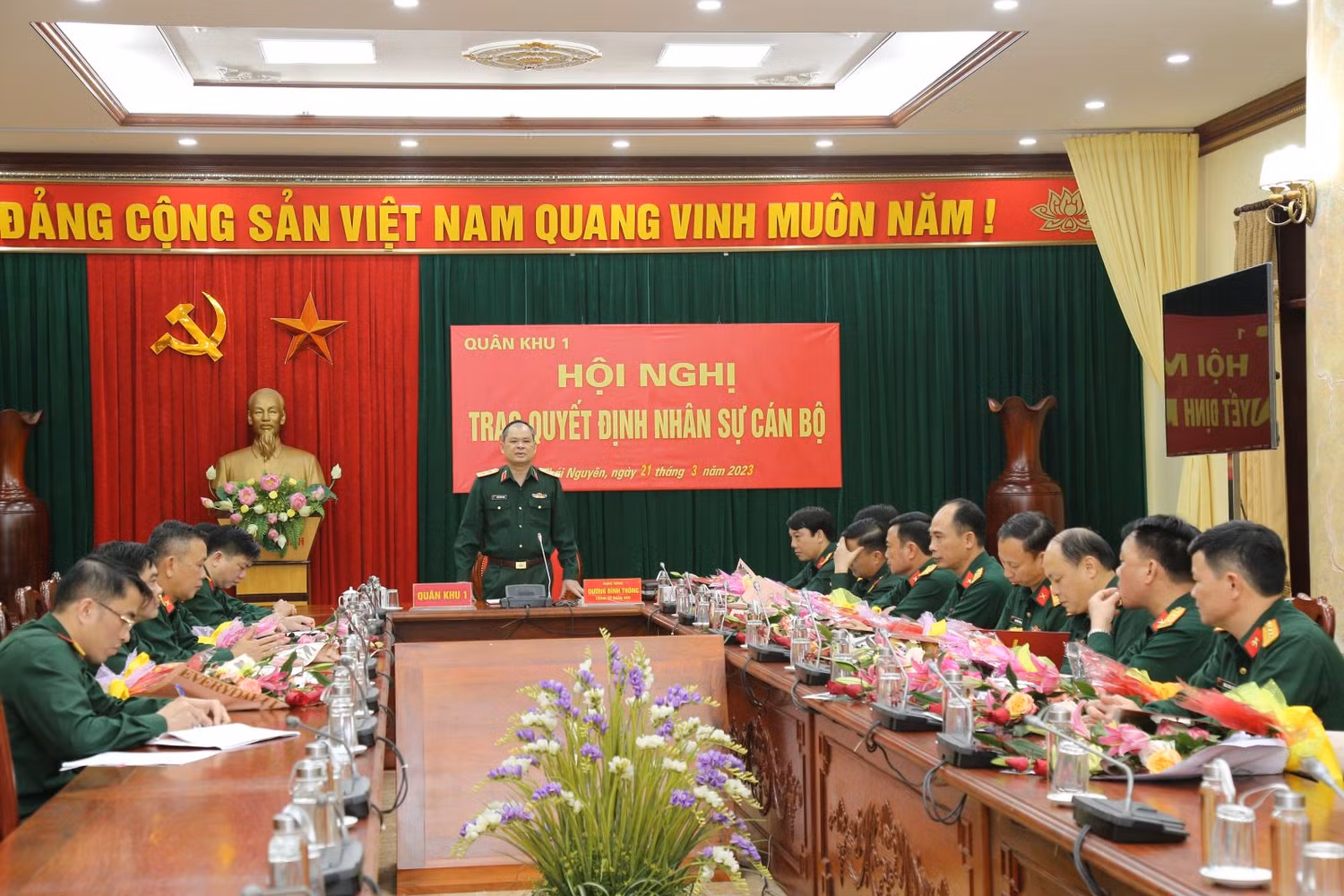 Trung tướng Dương Đình Thông, Bí thư Đảng ủy, Chính ủy Quân khu 1 phát biểu tại hội nghị.
