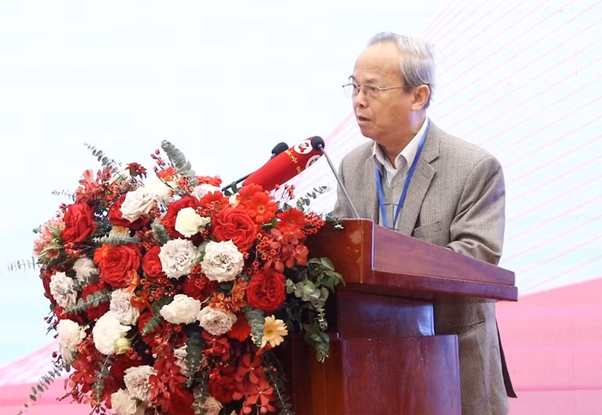 Giáo sư, Tiến sĩ Đinh Xuân Dũng, nguyên Phó chủ tịch chuyên trách Hội đồng Lý luận, phê bình văn học, nghệ thuật Trung ương trình bày tại phiên thảo luận chuyên đề. Giáo sư, Tiến sĩ Đinh Xuân Dũng, nguyên Phó chủ tịch chuyên trách Hội đồng Lý luận, phê bình văn học, nghệ thuật Trung ương trình bày tại phiên thảo luận chuyên đề.