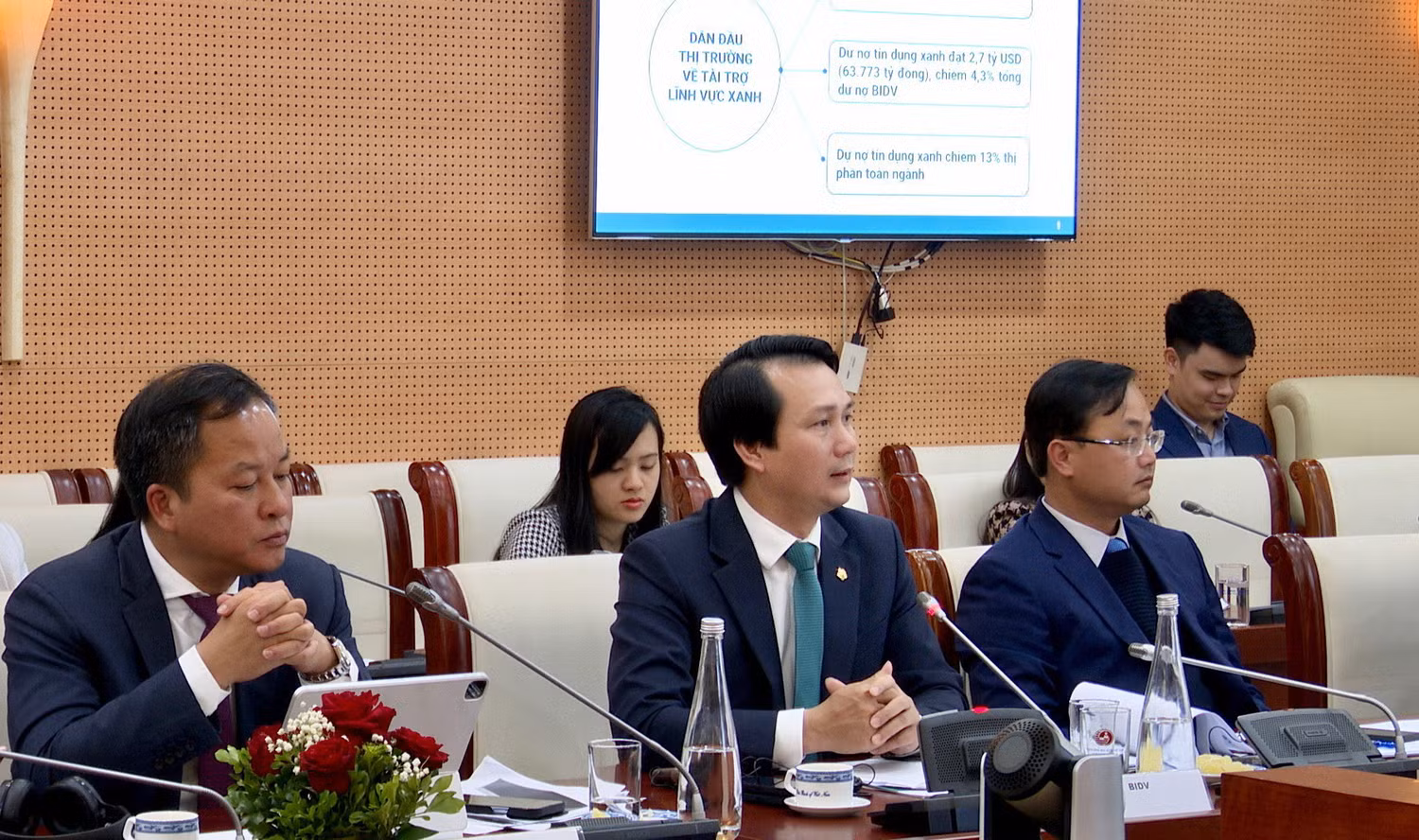 Phó Tổng Giám đốc Trần Long – đại diện BIDV (ngồi giữa), chia sẻ những kết quả BIDV đạt được trong hoạt động tín dụng xanh. Phó Tổng Giám đốc Trần Long – đại diện BIDV (ngồi giữa), chia sẻ những kết quả BIDV đạt được trong hoạt động tín dụng xanh.