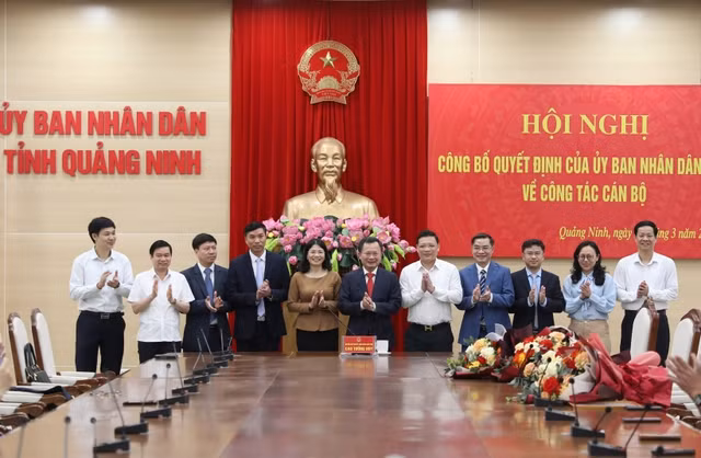 Đồng chí Cao Tường Huy trao quyết định và chúc mừng các cán bộ được điều động, bổ nhiệm chức vụ mới.