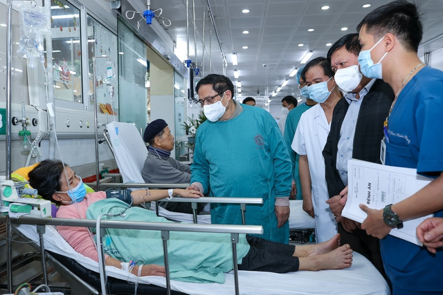 Thủ tướng thăm hỏi bệnh nhân đang điều trị tại bệnh viện Bạch Mai - Ảnh: VGP/Nhật Bắc