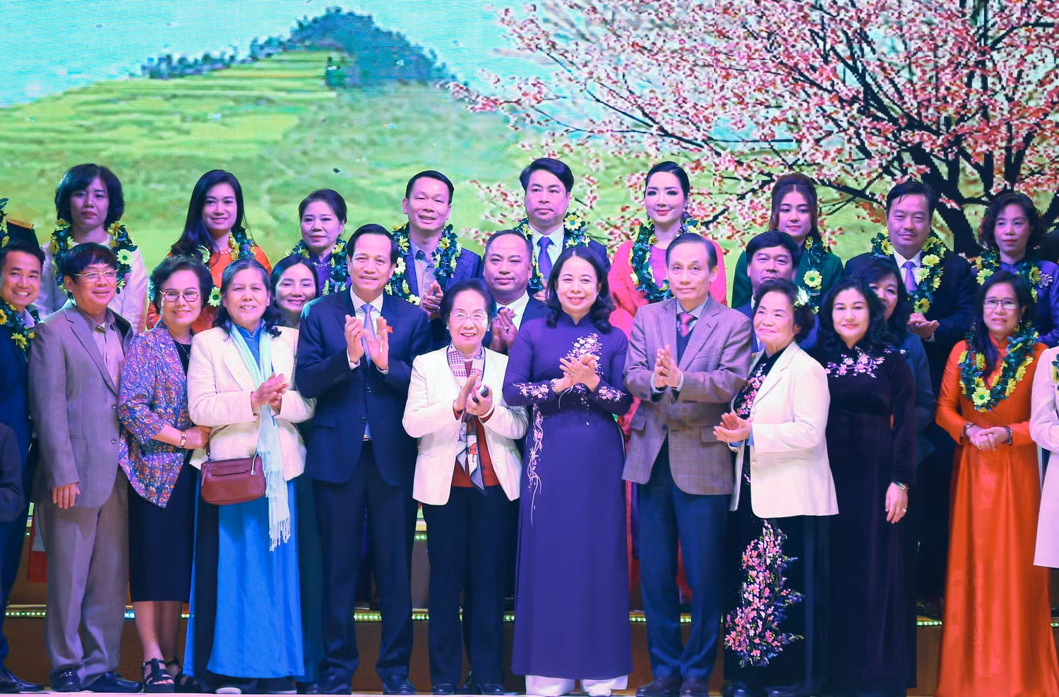 Ông Nguyễn Văn Hảo – Phó Tổng Giám đốc HDBank (hàng trên cùng, thứ năm từ trái sang) và các đơn vị đồng hành trên sân khấu của chương trình “Mùa xuân cho em” lần thứ 16 cùng Phó Chủ tịch nước – Võ Thị Ánh Xuân.