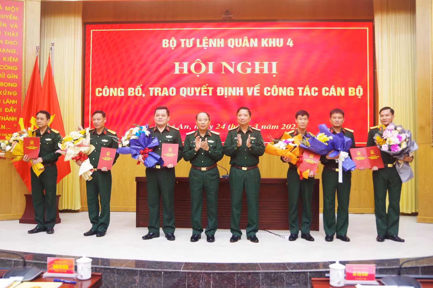 Trung tướng Trần Võ Dũng và Trung tướng Hà Thọ Bình trao quyết định công tác cán bộ.