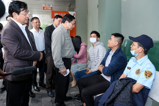 Thủ tướng thăm hỏi người nhà bệnh nhân về tình hình đáp ứng vật tư y tế và thuốc men tại bệnh viện Nhi Trung ương- Ảnh: VGP/Nhật Bắc