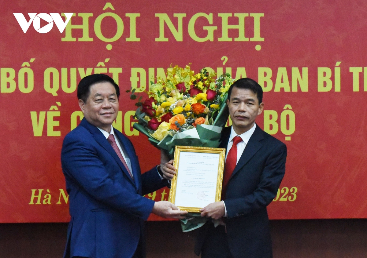 Ông Nguyễn Trọng Nghĩa, Bí thư Trung ương Đảng, Trưởng Ban Tuyên giáo trung ương, trao quyết định cho ông Vũ Thanh Mai. Ông Nguyễn Trọng Nghĩa, Bí thư Trung ương Đảng, Trưởng Ban Tuyên giáo trung ương, trao quyết định cho ông Vũ Thanh Mai.