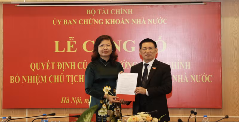 Bộ trưởng Bộ Tài chính Hồ Đức Phớc trao quyết định bổ nhiệm Chủ tịch Ủy ban Chứng khoán Nhà nước đối với bà Vũ Thị Chân Phương. Ảnh: Báo Nhân dân