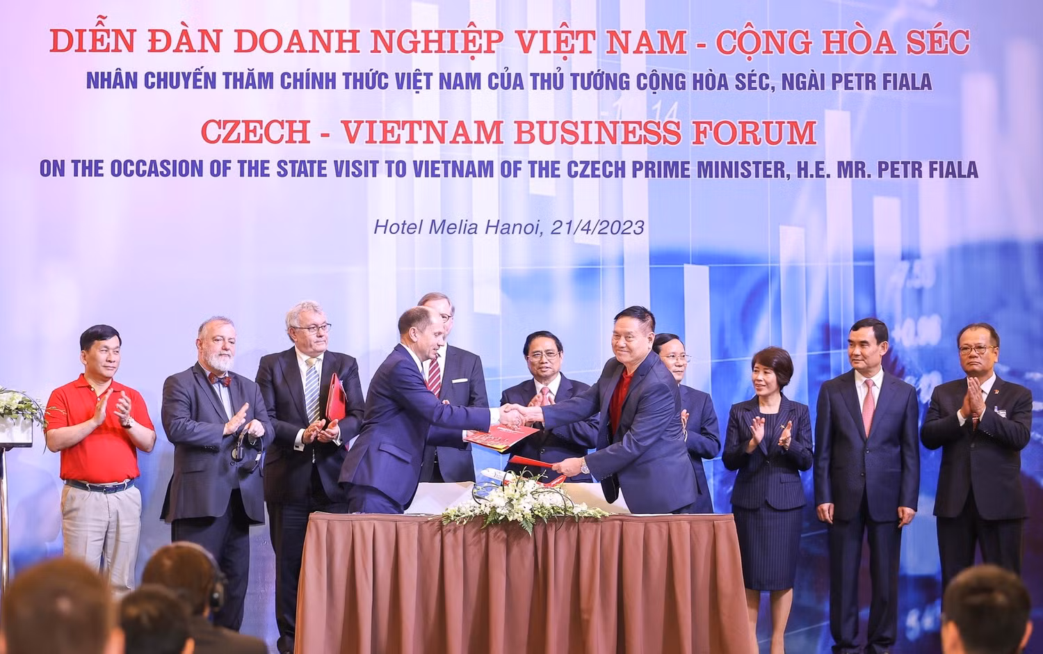 Hãng hàng không Vietjet và trường bay F Air - Cộng hòa Séc đã ký thoả thuận hợp tác trước sự chứng kiến của Thủ tướng Chính phủ Việt Nam Phạm Minh Chính và Thủ tướng chính phủ Cộng Hòa Séc Petr Fiala Hãng hàng không Vietjet và trường bay F Air - Cộng hòa Séc đã ký thoả thuận hợp tác trước sự chứng kiến của Thủ tướng Chính phủ Việt Nam Phạm Minh Chính và Thủ tướng chính phủ Cộng Hòa Séc Petr Fiala