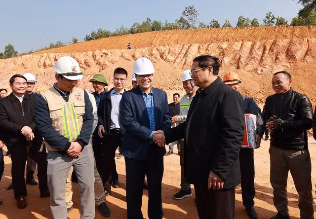 Thủ tướng thăm chúc Tết cán bộ, công nhân viên tham gia dự án - Ảnh: VGP/Nhật Bắc