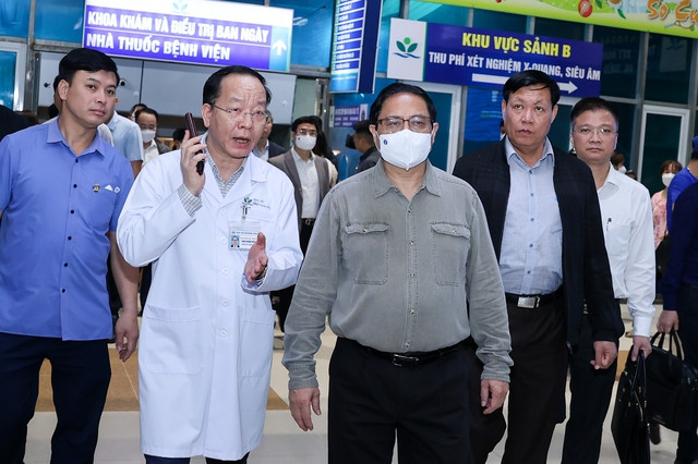 Thủ tướng kiểm tra tình hình đáp ứng vật tư y tế và thuốc men tại bệnh viện Nhi Trung ương - Ảnh: VGP/Nhật Bắc