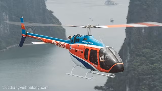 Máy bay trực thăng Bell 505 số hiệu VN-8650 bay trên Vịnh Hạ Long Máy bay trực thăng Bell 505 số hiệu VN-8650 bay trên Vịnh Hạ Long