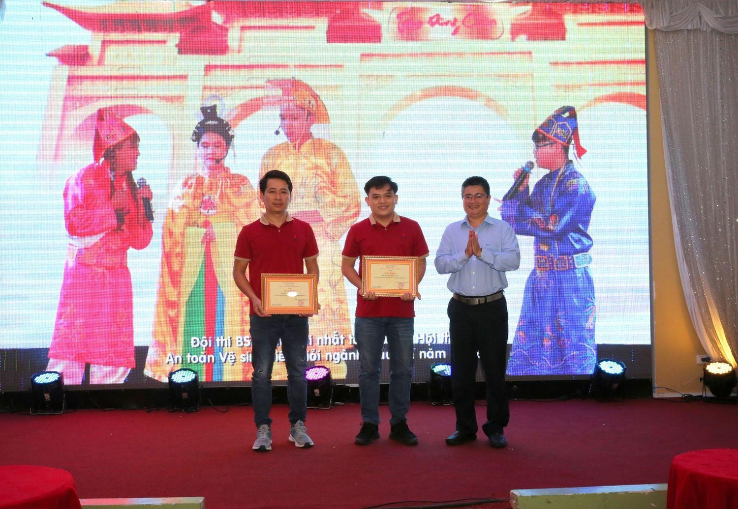 Ban lãnh đạo Công ty trao tặng giấy khen cho Đoàn Công ty cổ phần Lọc hóa dầu Bình Sơn tham gia Hội thi An toàn vệ sinh viên giỏi ngành Dầu khí. Ảnh: BSR
