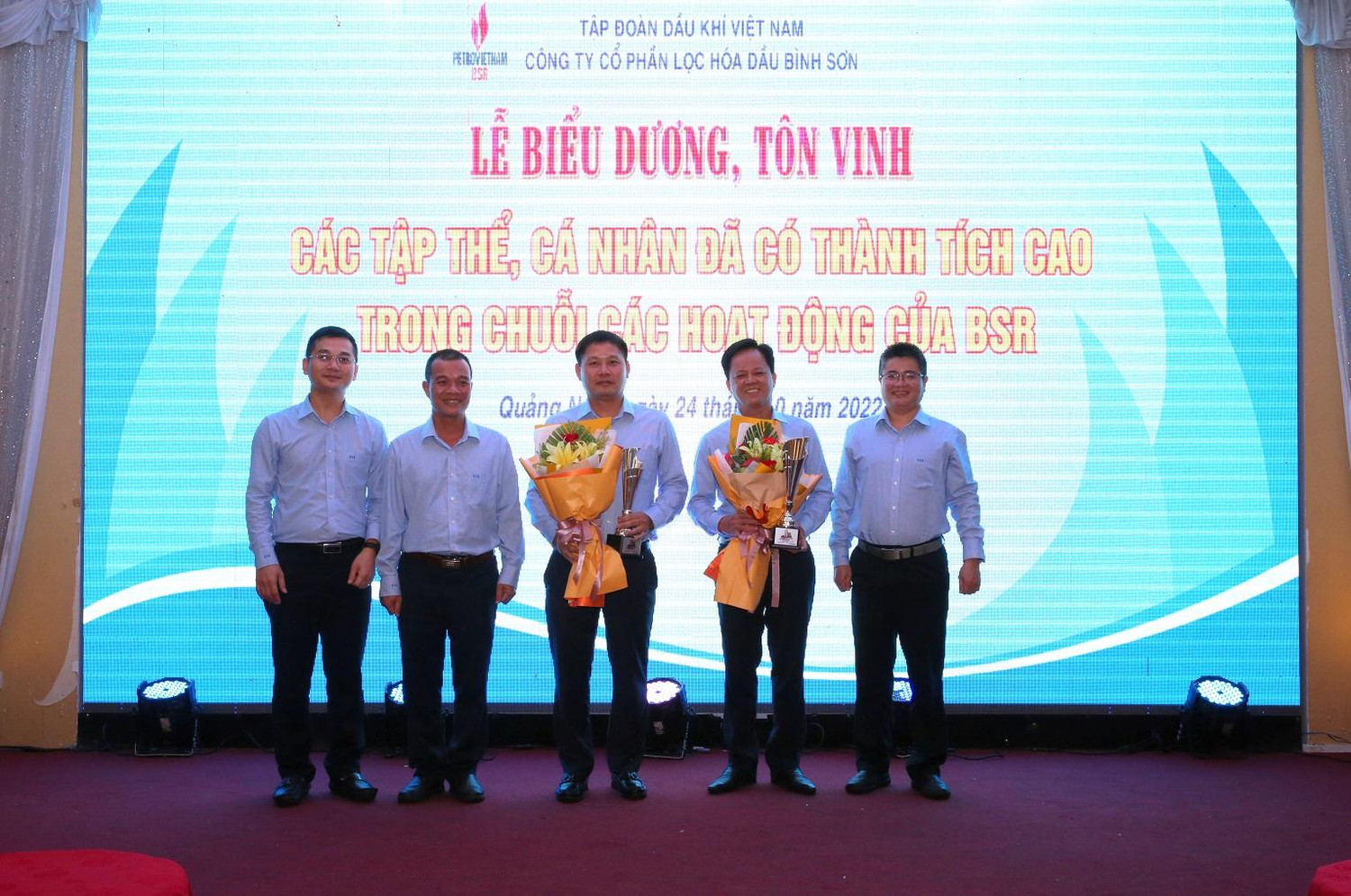 Người lao động Công ty cổ phần Lọc hóa dầu Bình Sơn tặng hoa, tri ân tập thể Ban lãnh đạo Công ty đã luôn đồng hành, tạo điều kiện cho các hoạt động của Công ty cổ phần Lọc hóa dầu Bình Sơn thời gian qua. Ảnh: BSR
