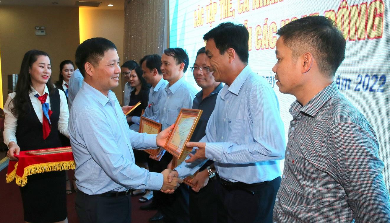 Tuyên dương các tập thể xuất sắc đóng góp vào kỳ tích 35 triệu giờ công an toàn. Ảnh: BSR