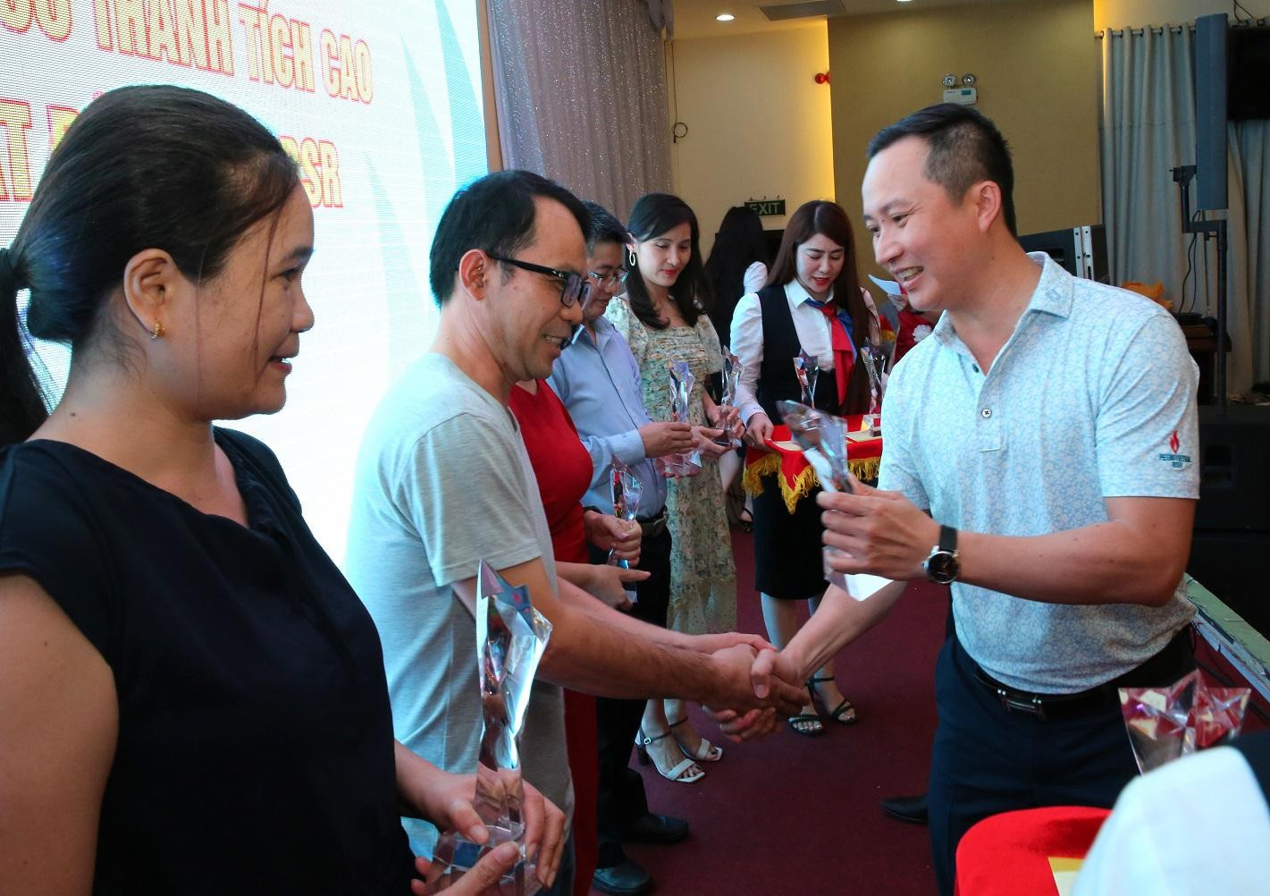 Tuyên dương các tập thể có thành tích xuất sắc tại Hội thi lan tỏa văn hóa doanh nghiệp và văn hóa an toàn Công ty cổ phần Lọc hóa dầu Bình Sơn. Ảnh: BSR