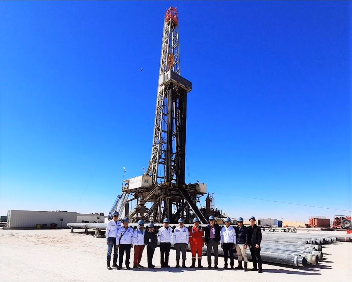 Chủ tịch Hội đồng thành viên Petrovietnam Hoàng Quốc Vượng cùng đoàn công tác chụp hình lưu niệm với cán bộ công nhân viên giàn PV DRILLING 11 tại Algeria. Ảnh: PVN