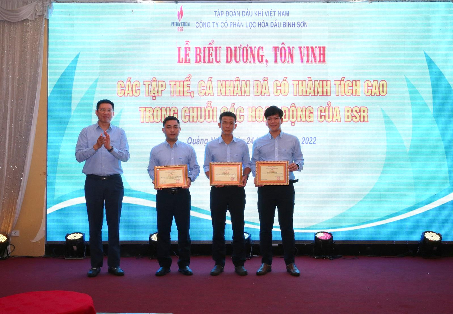 Khen thưởng 1 tập thể, 2 cá nhân Đoàn Công ty cổ phần Lọc hóa dầu Bình Sơn tham gia Hội thi tay nghề Dầu khí 2022. Ảnh: BSR