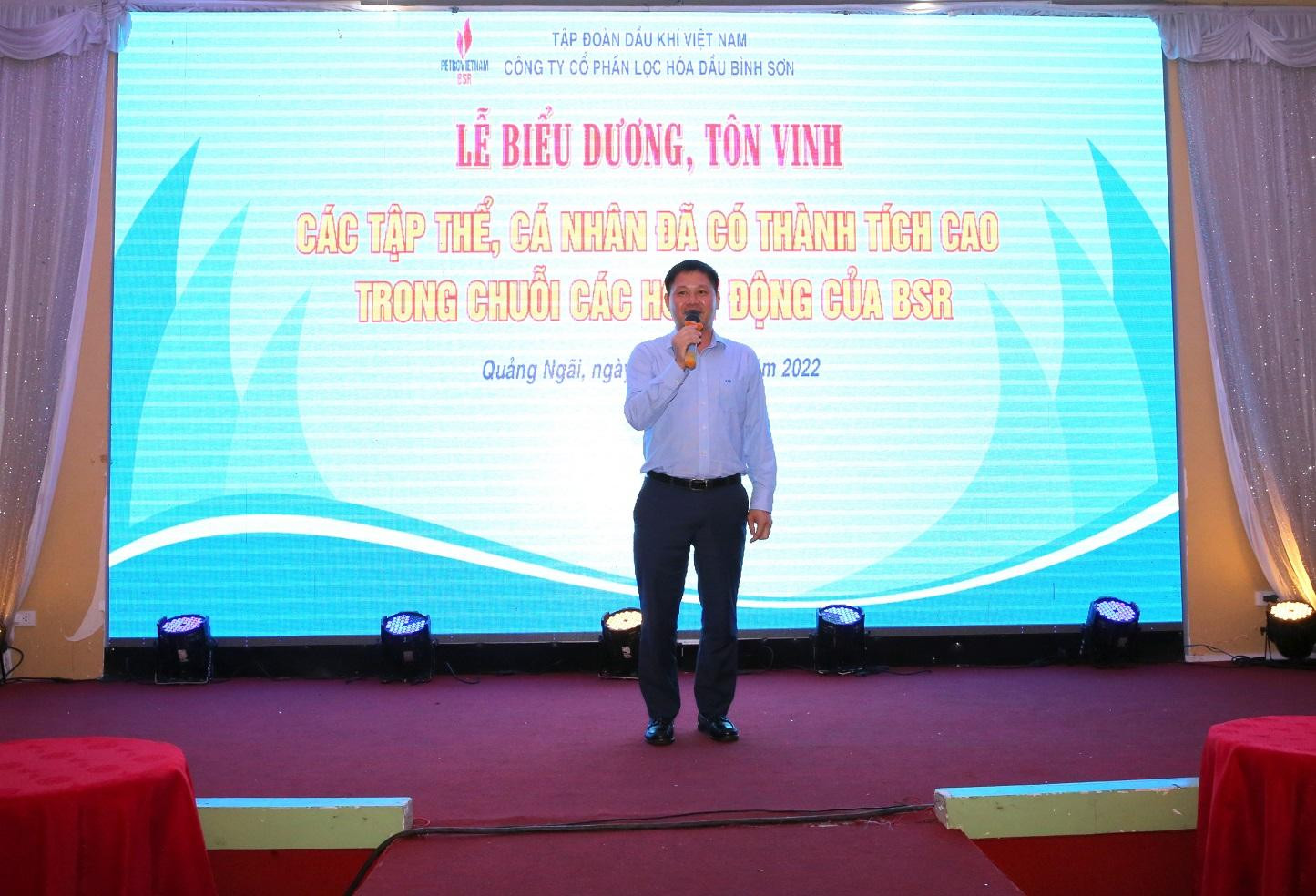 Tổng Giám đốc Công ty cổ phần Lọc hóa dầu Bình Sơn Bùi Ngọc Dương biểu dương các tập thể, cá nhân đã đạt các thành tích cao trong chuỗi các sự kiện thể thao, văn hóa. Ảnh: BSR