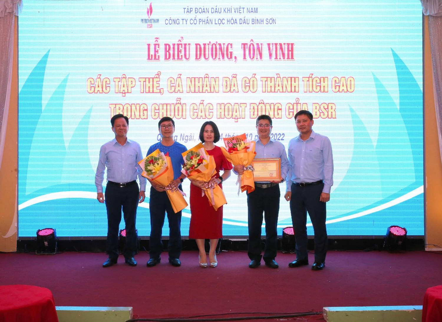 Ban lãnh đạo Công ty tặng giấy khen cho Công đoàn cơ sở Công ty cổ phần Lọc hóa dầu Bình Sơn vì đã có thành tích xuất sắc trong chuỗi các sự kiện vừa qua. Ảnh: BSR