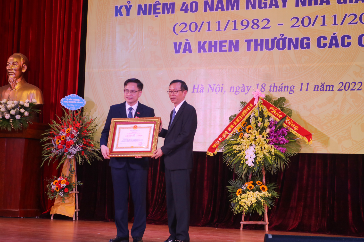 Giáo sư Nguyễn Văn Minh trao huân chương Lao động hạng Ba cho Phó giáo sư - Tiến sĩ Lục Huy Hoàng, Giảng viên cao cấp khoa Vật lý, trường Đại học Sư phạm Hà Nội. Ảnh: Doãn Nhàn Giáo sư Nguyễn Văn Minh trao huân chương Lao động hạng Ba cho Phó giáo sư - Tiến sĩ Lục Huy Hoàng, Giảng viên cao cấp khoa Vật lý, trường Đại học Sư phạm Hà Nội. Ảnh: Doãn Nhàn