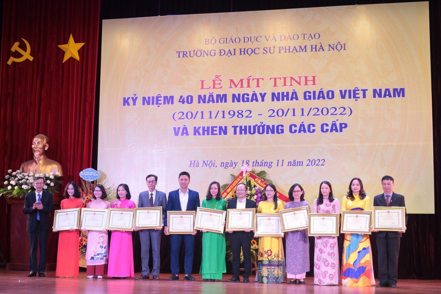 Giáo sư Nguyễn Văn Minh trao tặng bằng khen cho các giảng viên tiêu biểu. Ảnh: Doãn Nhàn Giáo sư Nguyễn Văn Minh trao tặng bằng khen cho các giảng viên tiêu biểu. Ảnh: Doãn Nhàn