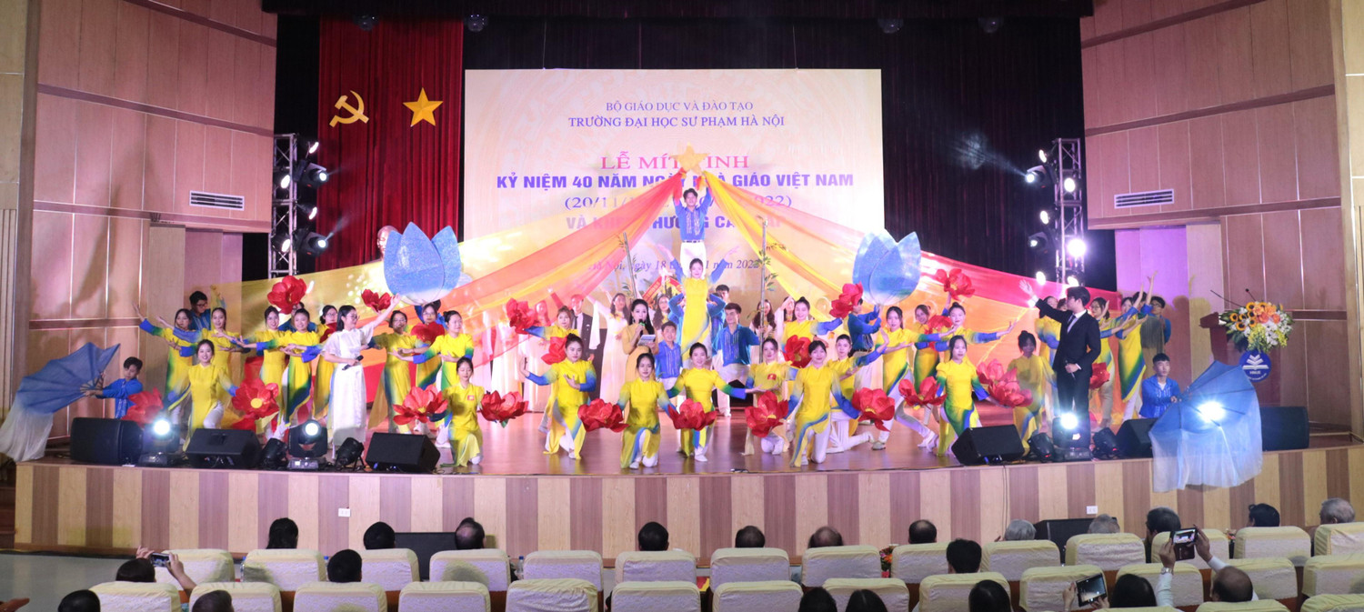 Các tiết mục văn nghệ mở đầu chương trình. Ảnh: Doãn Nhàn Các tiết mục văn nghệ mở đầu chương trình. Ảnh: Doãn Nhàn
