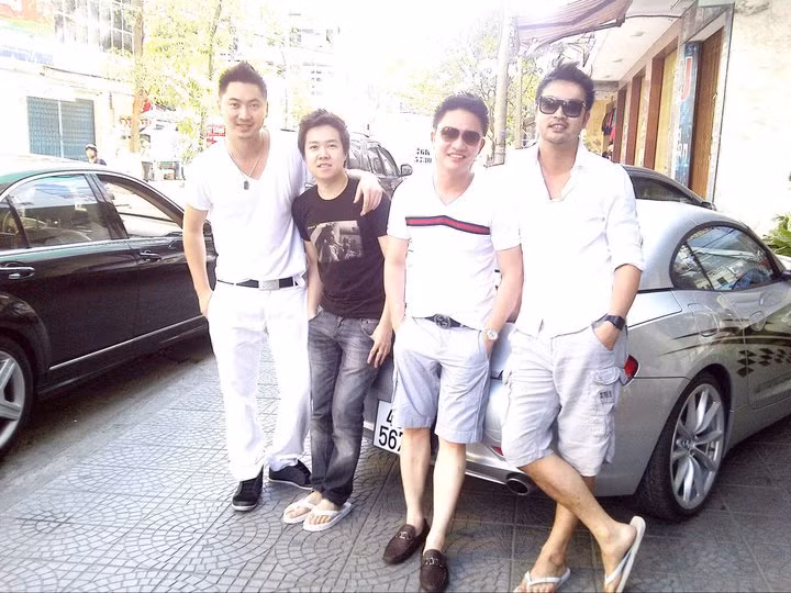Chụp cùng Lê Hiếu (áo đen) Chụp cùng Lê Hiếu (áo đen)