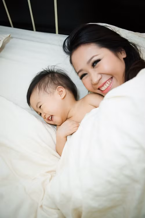 'Người đẹp thân thiện' của cuộc thi Hoa hậu Hoàn vũ Việt Nam 2008 Dương Thùy Linh có những khoảnh khắc chơi đùa vui vẻ bên con trai đầu lòng.