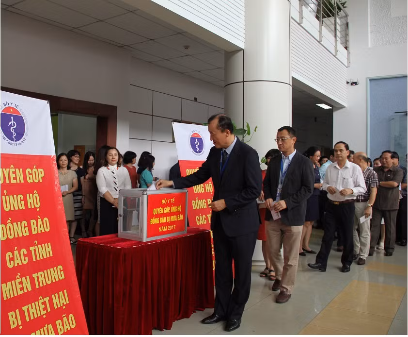 Ông Kidong Park - Trưởng đại diện WHO tại Việt Nam quyên góp, ủng hộ đồng bào các tỉnh miền Trung bị thiệt hại do cơn bão số 10. Ông Kidong Park - Trưởng đại diện WHO tại Việt Nam quyên góp, ủng hộ đồng bào các tỉnh miền Trung bị thiệt hại do cơn bão số 10.
