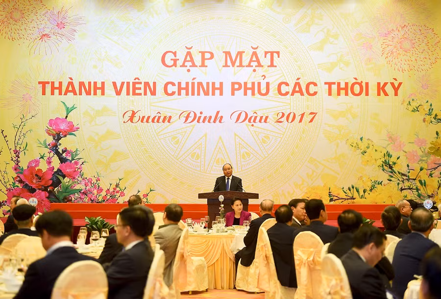 Thủ tướng gặp mặt các thành viên Chính phủ qua các thời kỳ. ảnh: vgp.