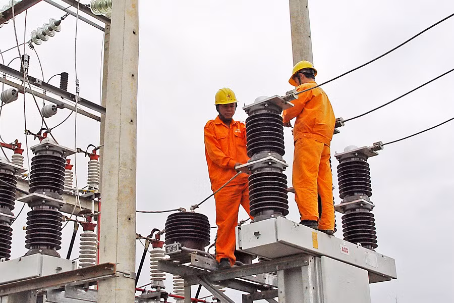 Tổng Công ty Điện lực miền Bắc yêu cầu các đơn vị trực thuộc thực hiện ngay 9 yêu cầu nhằm đảo bảo cung cấp điện ổn định trong các ngày nắng nóng. Tổng Công ty Điện lực miền Bắc yêu cầu các đơn vị trực thuộc thực hiện ngay 9 yêu cầu nhằm đảo bảo cung cấp điện ổn định trong các ngày nắng nóng.