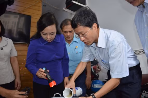 Bộ trưởng Bộ Y tế Nguyễn Thị Kim Tiến kiểm tra công tác phòng chống sốt xuất huyết tại phường Hiệp Thành, quận 12, Thành phố Hồ Chí Minh. ảnh: Sài gòn Giải phóng.