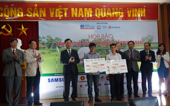 Ông Võ Hồng Phúc - Nguyên Bộ trưởng Bộ Kế hoạch và Đầu tư, Chủ tịch Danh dự của Giải đấu trao học bổng toàn phần cho 2 sinh viên Thào Seo Sì và Lê Văn Tú. Ảnh: Nguyên Phong/Kinh tế đô thị.