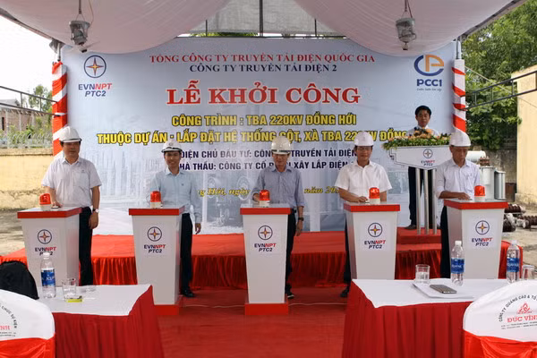 Các đại biểu khởi công công trình.