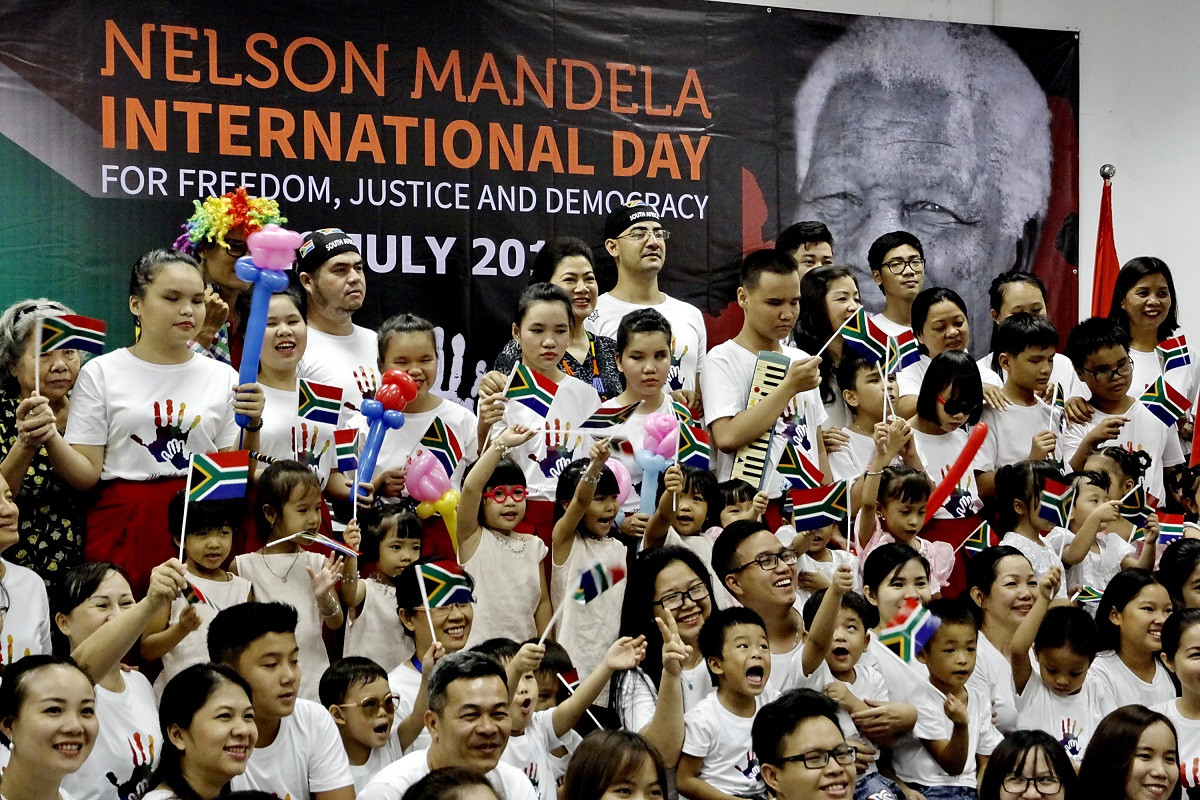 Những phút giây hạnh phúc của nhiều em nhỏ không may mắn trong "Ngày Quốc tế Nelson Mandela". ảnh: AT.