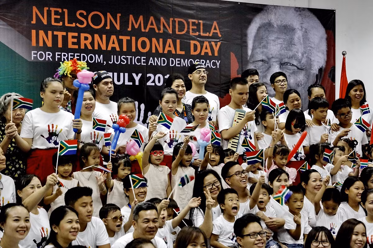 Những phút giây hạnh phúc của nhiều em nhỏ không may mắn trong "Ngày Quốc tế Nelson Mandela". ảnh: AT.