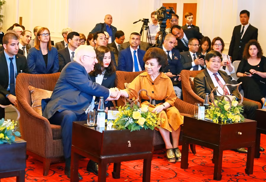 Ngày 21.3, dưới sự chứng kiến của Tổng thống Nhà nước Israel, Ngài Reuven Ruvi Rivlin, Tập đoàn TH đã ký biên bản ghi nhớ thực hiện Dự án Tổ hợp Y tế - Chăm sóc sức khỏe Công nghệ cao tại Hà Nội với các công ty đối tác của Isreal. Ngày 21.3, dưới sự chứng kiến của Tổng thống Nhà nước Israel, Ngài Reuven Ruvi Rivlin, Tập đoàn TH đã ký biên bản ghi nhớ thực hiện Dự án Tổ hợp Y tế - Chăm sóc sức khỏe Công nghệ cao tại Hà Nội với các công ty đối tác của Isreal.