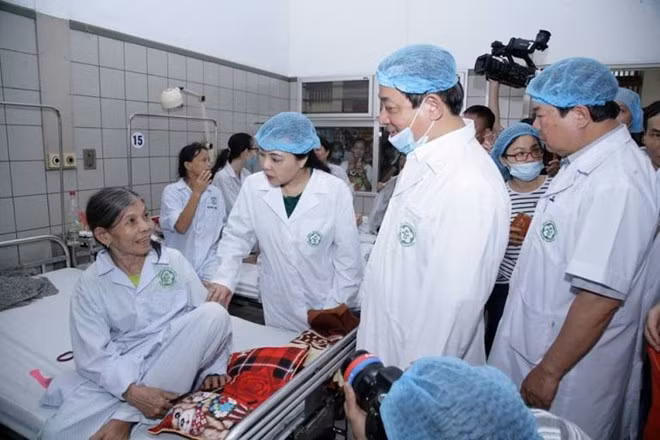 Bộ trưởng Nguyễn Thị Kim Tiến trực tiếp thăm hỏi sức khỏe bệnh nhân tại Bệnh viện Bạch Mai. ảnh: TTXVN.