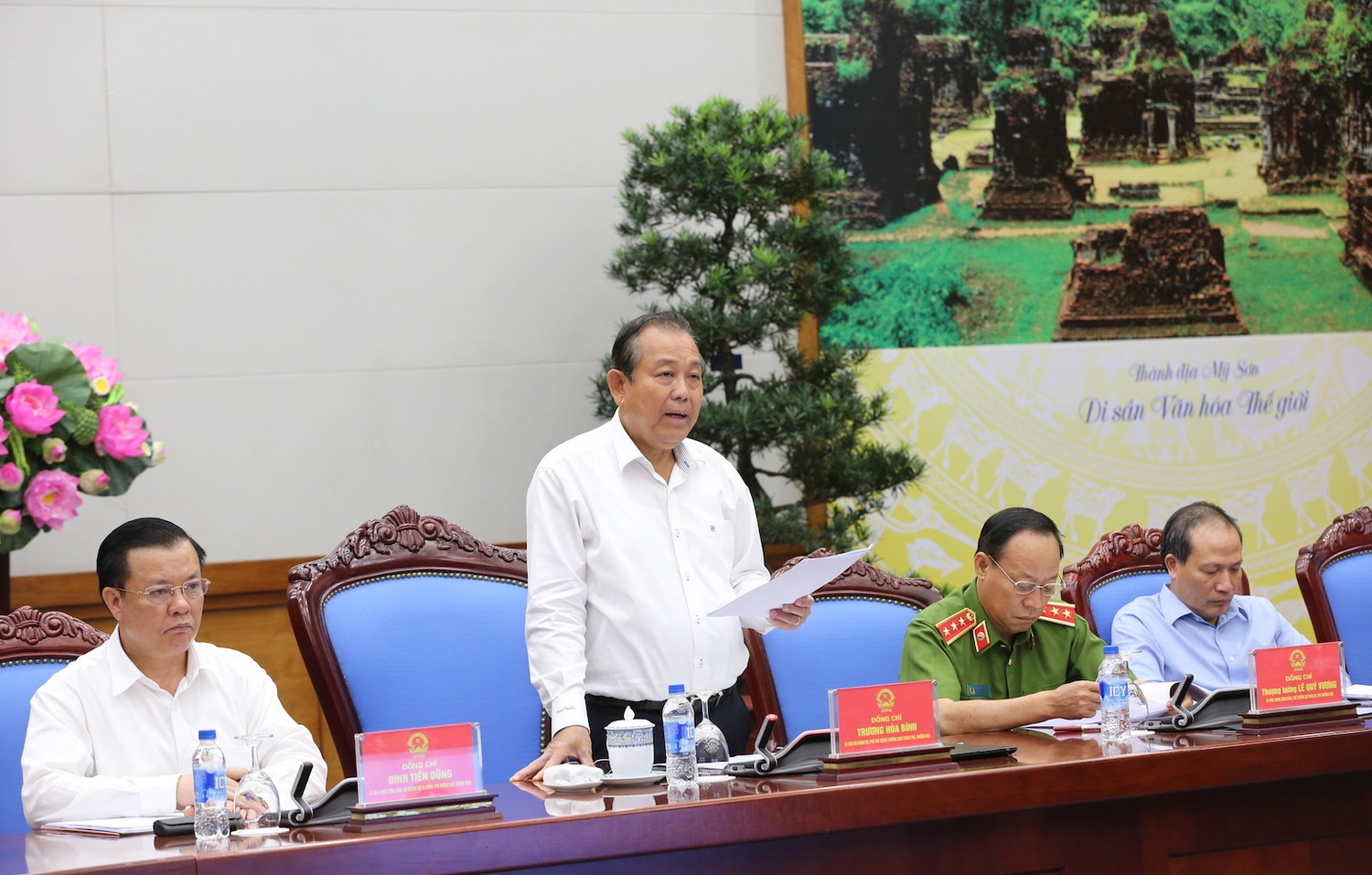 Phó Thủ tướng Trương Hòa Bình tiếp tục nhấn mạnh, phải xử lý nghiêm minh các hành vi buôn lậu, gian lận thương mại. ảnh: VGP.