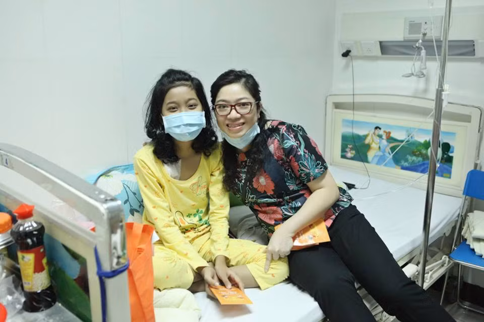 Bà Đỗ Thị Minh Đức - Chủ tịch HĐQT Bảo hiểm Viễn đông tham dự chương trình từ thiện, trao quà tặng các bệnh nhi. Bà Đỗ Thị Minh Đức - Chủ tịch HĐQT Bảo hiểm Viễn đông tham dự chương trình từ thiện, trao quà tặng các bệnh nhi.