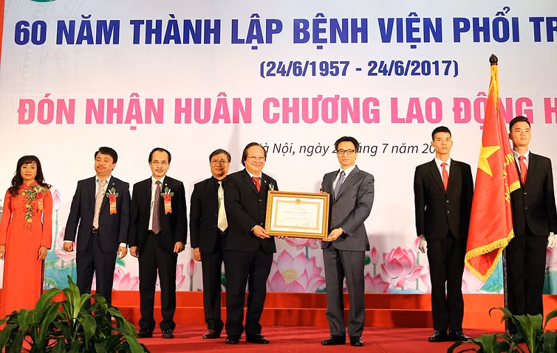 Thay mặt lãnh đạo Đảng, Nhà nước, Phó Thủ tướng Vũ Đức Đam trao tặng Huân chương Lao động hạng Nhất cho Bệnh viện Phổi Trung ương. Ảnh: VGP. Thay mặt lãnh đạo Đảng, Nhà nước, Phó Thủ tướng Vũ Đức Đam trao tặng Huân chương Lao động hạng Nhất cho Bệnh viện Phổi Trung ương. Ảnh: VGP.